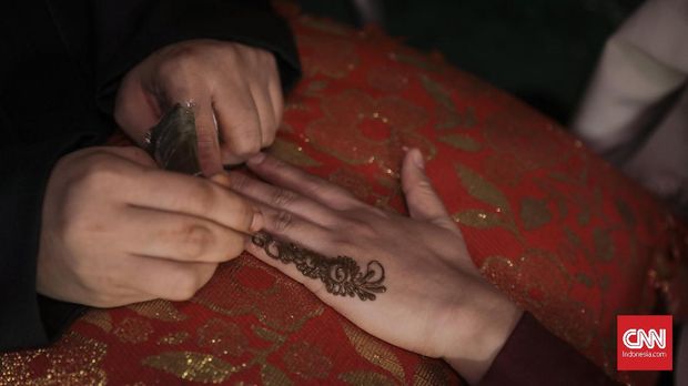 Festival Arab Saudi Tatto Henna gratis di Festival Arab Saudi bertajuk Saudi House yang menyambut perhelatan Asian Games 2018, Jakarta (25/8). Acara tersebut digelar di Restoran Pulau Dua, Senayan, Jakarta, dan dihelat dalam dua periode.Periode pertama dilaksanakan pada 19-22 Agustus sedangkan periode kedua dihelat pada 24-28 Agustus. (CNN Indonesia/ Hesti Rika)