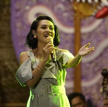 Performa  dua musisi papan atas Indonesia, Indra Lesmana dan Andien, sukses menyihir wisatawan yang hadir di pembukaan Sanur Village Festival 2018. Event yang dibuka Menteri Pariwisata Arief Yahya, Kamis (23/8), berlangsung megah.