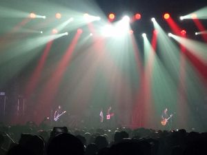 Kotak Buka Pesta Konser Paramore dengan Lagu Pesta Kotak Buka Pesta Konser Paramore dengan Lagu Pesta