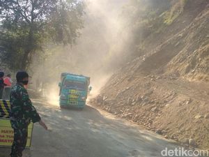 Pasca Tertimbun Longsor, Jalur Utama Trenggalek-Ponorogo Dibuka Lagi Pasca Tertimbun Longsor, Jalur Utama Trenggalek-Ponorogo Dibuka Lagi