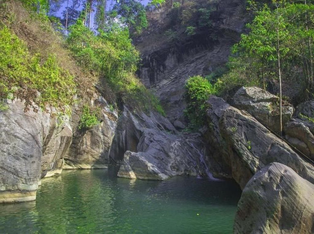Segarnya Main Air di Kolam Purba Sanghyang Heleut Segarnya Main Air di Kolam Purba Sanghyang Heleut
