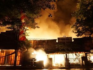 Terbakarnya Pasar Pon Trenggalek Sisakan Tanda Tanya Bagi Pedagang