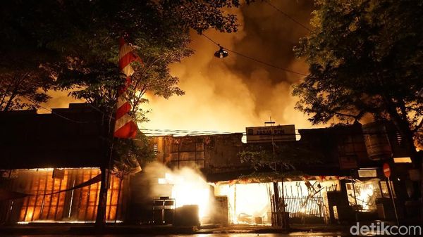Penampakan Kobaran Api yang Hanguskan Pasar Pon Trenggalek