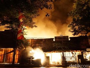 Penampakan Kobaran Api yang Hanguskan Pasar Pon Trenggalek