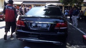 Adegan Rekonstruksi Iwan Adranacus Sengaja Tabrak Mati Pemotor