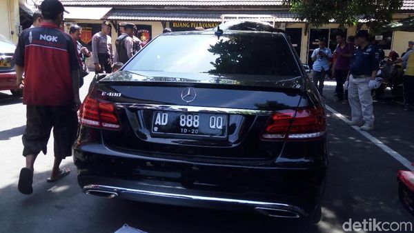Adegan Rekonstruksi Iwan Adranacus Sengaja Tabrak Mati Pemotor