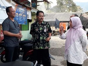 Kementan Beri Bantuan Pengendalian Lalat Buah untuk Petani Salak