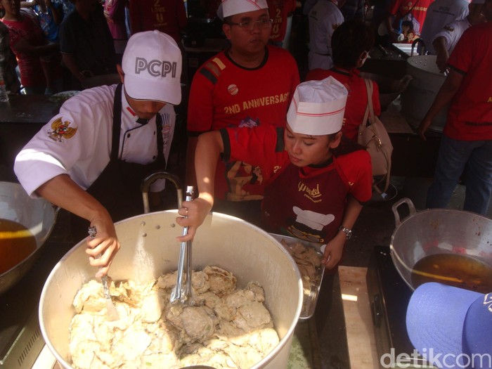 Satu tim berisi tiga orang memasak mendoan di memecahkan rekor dunia memasak mendoan terbanyak. Foto: Arbi Anugrah/detikcom