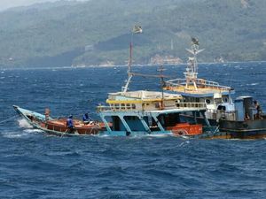 Kapal Maling Ikan Ditenggelamkan, Kalau Kapal Buang Sampah ke Laut? Kapal Maling Ikan Ditenggelamkan, Kalau Kapal Buang Sampah ke Laut?