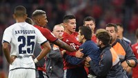 Ada penyusup masuk di tengah-tengah pertandingan. Tampaknya fans Bayern ini ingin bertemu James Rodriguez. (AFP / CHRISTOF STACHE)