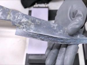 Keren! YouTuber Ini Bikin Pisau Tajam Dari Celana Boxer