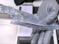 Keren! YouTuber Ini Bikin Pisau Tajam Dari Celana Boxer