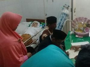 Momen Haru Hadir Saat Sepasang Kekasih Ini Menikah di Rumah Sakit