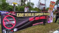 Suasana Demo Tolak Ratna Sarumpaet-Rocky Gerung di Bandara Babel