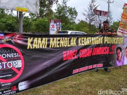 Tolak Ratna Sarumpaet-Rocky Gerung, Massa Demo di Bandara Babel