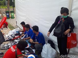 Timbang Antre di Toko Resmi, Penonton Bisa Beli Suvenir di Pedagang Asongan