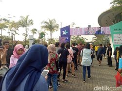 Euforia Antrian Penonton Konser Paramore