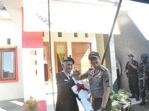 Bahagianya Saat Veteran Polisi Istimewa ini Dihadiahi Rumah