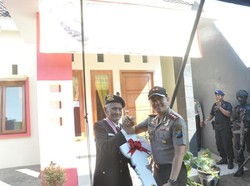 Bahagianya Saat Veteran Polisi Istimewa ini Dihadiahi Rumah