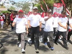 Ramai-ramai Ikut Gerak Jalan 45, Pelajar Banyuwangi: Seneng!