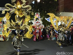 Warna Warni Cahaya Kediri Nite Carnival Pukau Warga