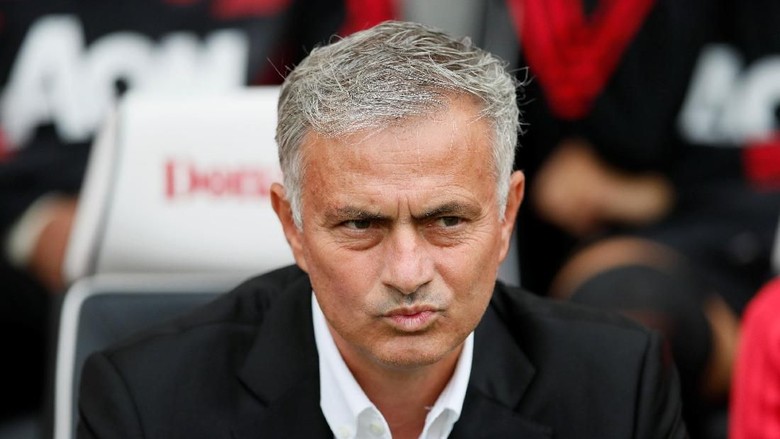 Jose Mourinho Sedang Bad Mood? Jose Mourinho Sedang Bad Mood?