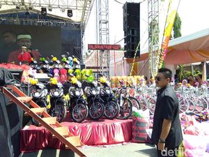 Banjir Hadiah dari Bangsawan Kelantan di Demak, Mainan sampai Motor Banjir Hadiah dari Bangsawan Kelantan di Demak, Mainan sampai Motor