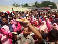 Rekor memakan mendoan terbanyak di Purwokerto. Foto: Arbi Anugrah/detikcom