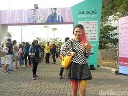 Penggemar Tampil dengan Gaya Unik di Konser Paramore