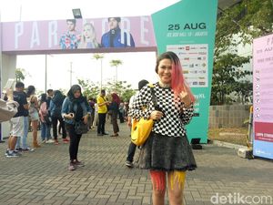 Penggemar Tampil dengan Gaya Unik di Konser Paramore Penggemar Tampil dengan Gaya Unik di Konser Paramore