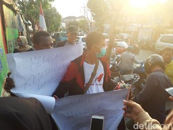 Bicara Deklarasi #2019GantiPresiden, Ahmad Dhani Didemo Mahasiswa