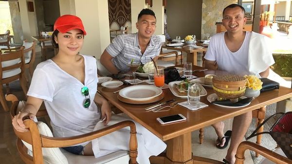 Ini Gaya Makan Santai Erico Mihardja, Teman Dekat Marshanda