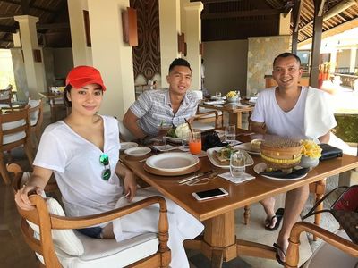 Ini Gaya Makan Santai Erico Mihardja, Teman Dekat Marshanda