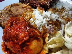 Habis Sepedaan Enaknya Sarapan Nasi Uduk Betawi yang Gurih Pedas