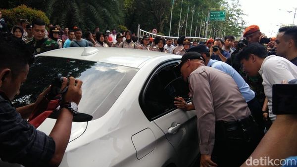 Potret Massa Hadang BMW yang Dinaiki Neno Warisman di Pekanbaru