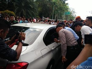 Potret Massa Hadang BMW yang Dinaiki Neno Warisman di Pekanbaru
