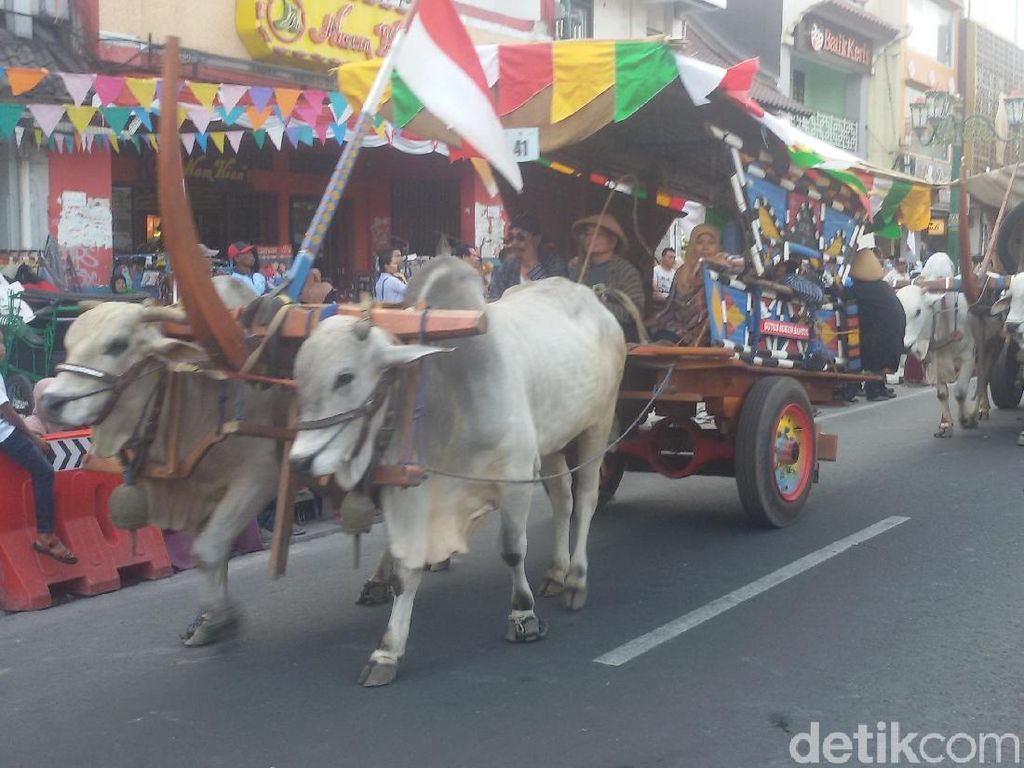 Bajingan dan Gerobak Sapi Ikut Pawai di Malioboro Bajingan dan Gerobak Sapi Ikut Pawai di Malioboro