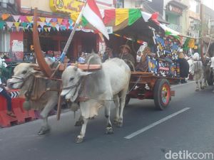 Bajingan dan Gerobak Sapi Ikut Pawai di Malioboro Bajingan dan Gerobak Sapi Ikut Pawai di Malioboro