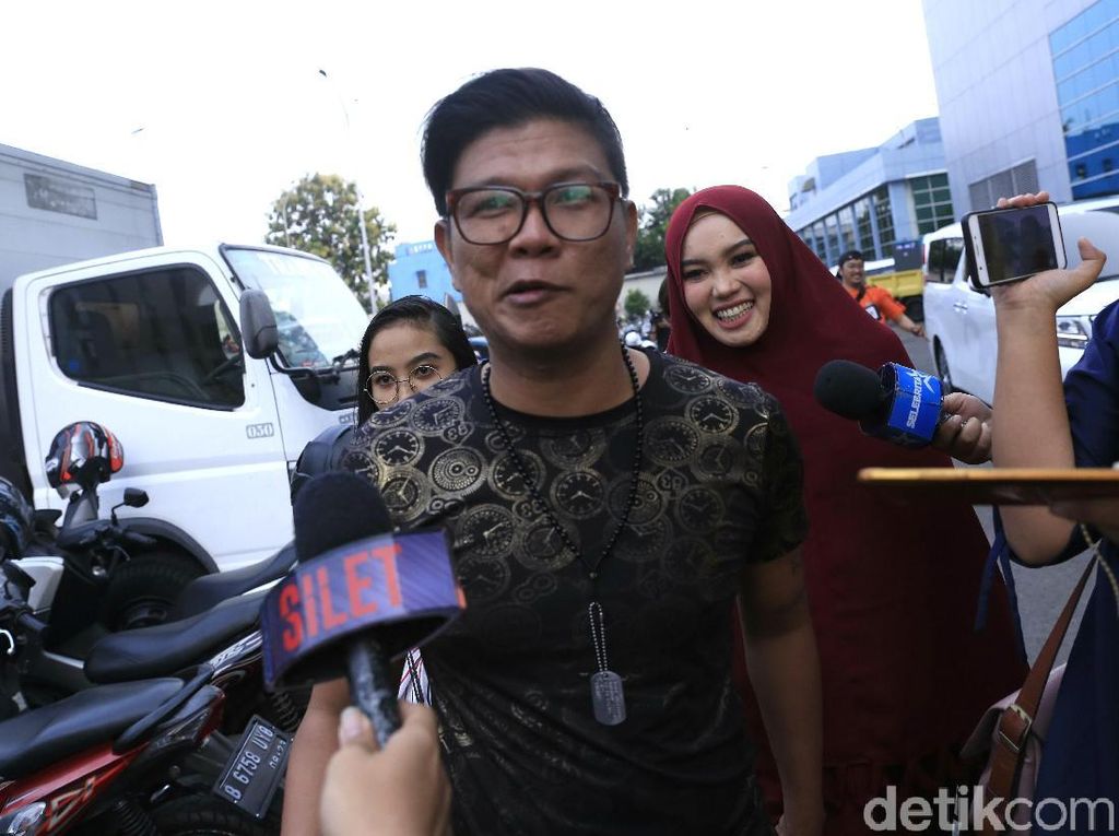 Mantap! Andika Babang Tamvan Bagi-bagi 5 Ton Beras dan Sembako Mantap! Andika Babang Tamvan Bagi-bagi 5 Ton Beras dan Sembako
