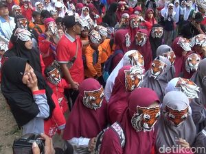 Kenakan Topeng Harimau, Ribuan Orang Ajak Cintai Satwa