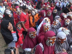 Kenakan Topeng Harimau, Ribuan Orang Ajak Cintai Satwa