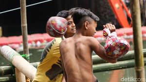 Serunya Lomba Pukul Bantal di Kali Ciliwung