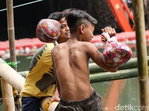 Serunya Lomba Pukul Bantal di Kali Ciliwung