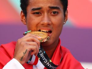 Atlet Peraih Emas Asian Games 2018 Minta Maaf Injak Bangku MRT