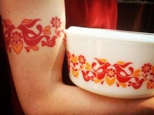 Unik! Tato Pyrex Bermotif Klasik Jadi Tren Buat Nostalgia