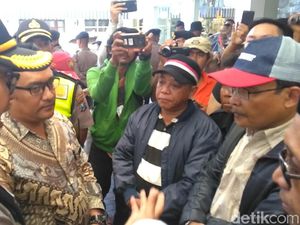 Massa Tolak #2019GantiPresiden Minta Ahmad Dhani Tinggalkan Surabaya Massa Tolak #2019GantiPresiden Minta Ahmad Dhani Tinggalkan Surabaya