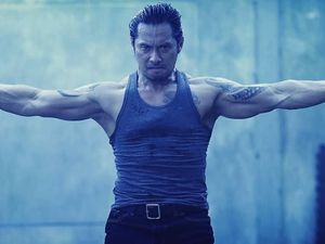 Sangar! Otot Kekar Sam Medina, Lawan Main Iko Uwais di Mile 22