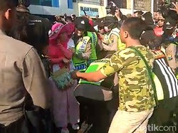 Polisi Bubarkan Massa Deklarasi #2019Ganti Presiden di Surabaya