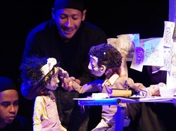 Larut dalam Kisah Puno dan Tala di Karya Papermoon Puppet Theatre