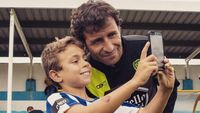 Senyum Luis Milla Saat Bersama Anak-anak